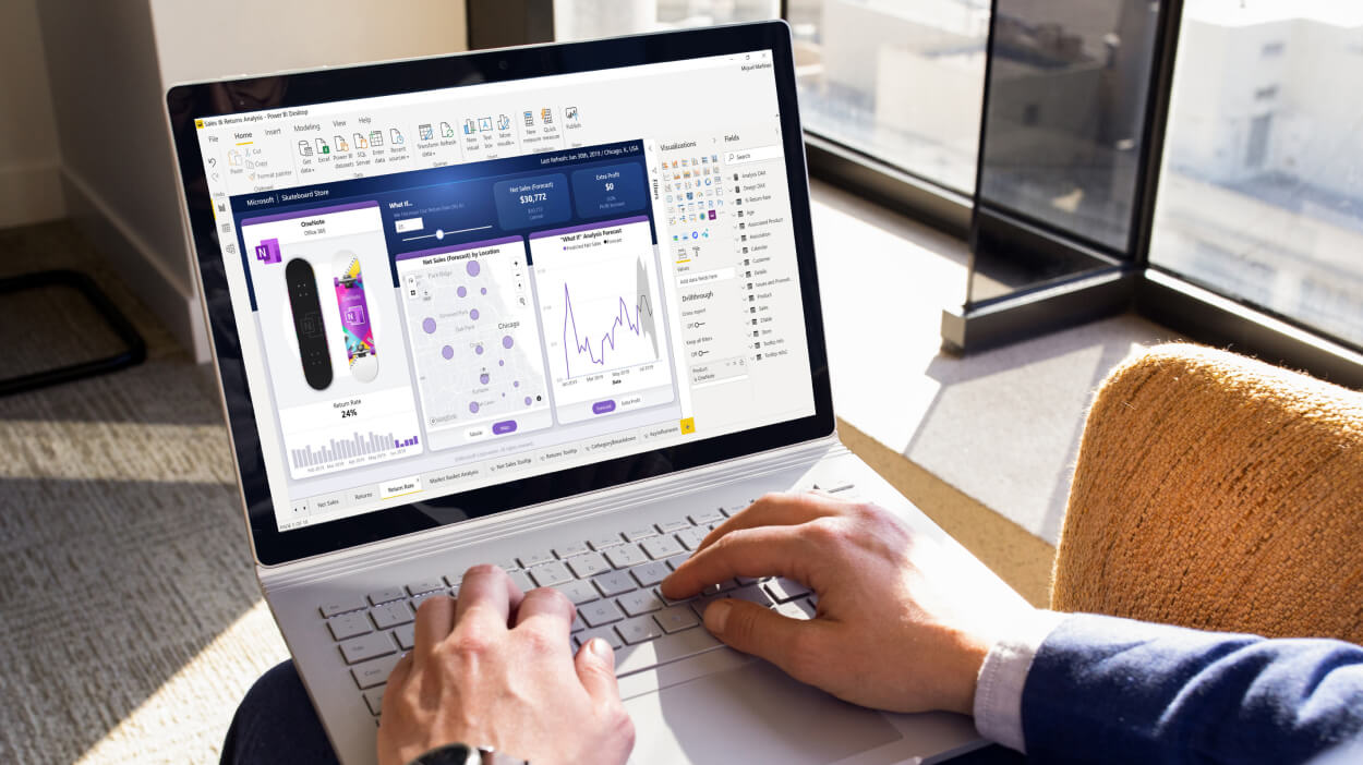 Persona trabajando en laptop con PowerBI